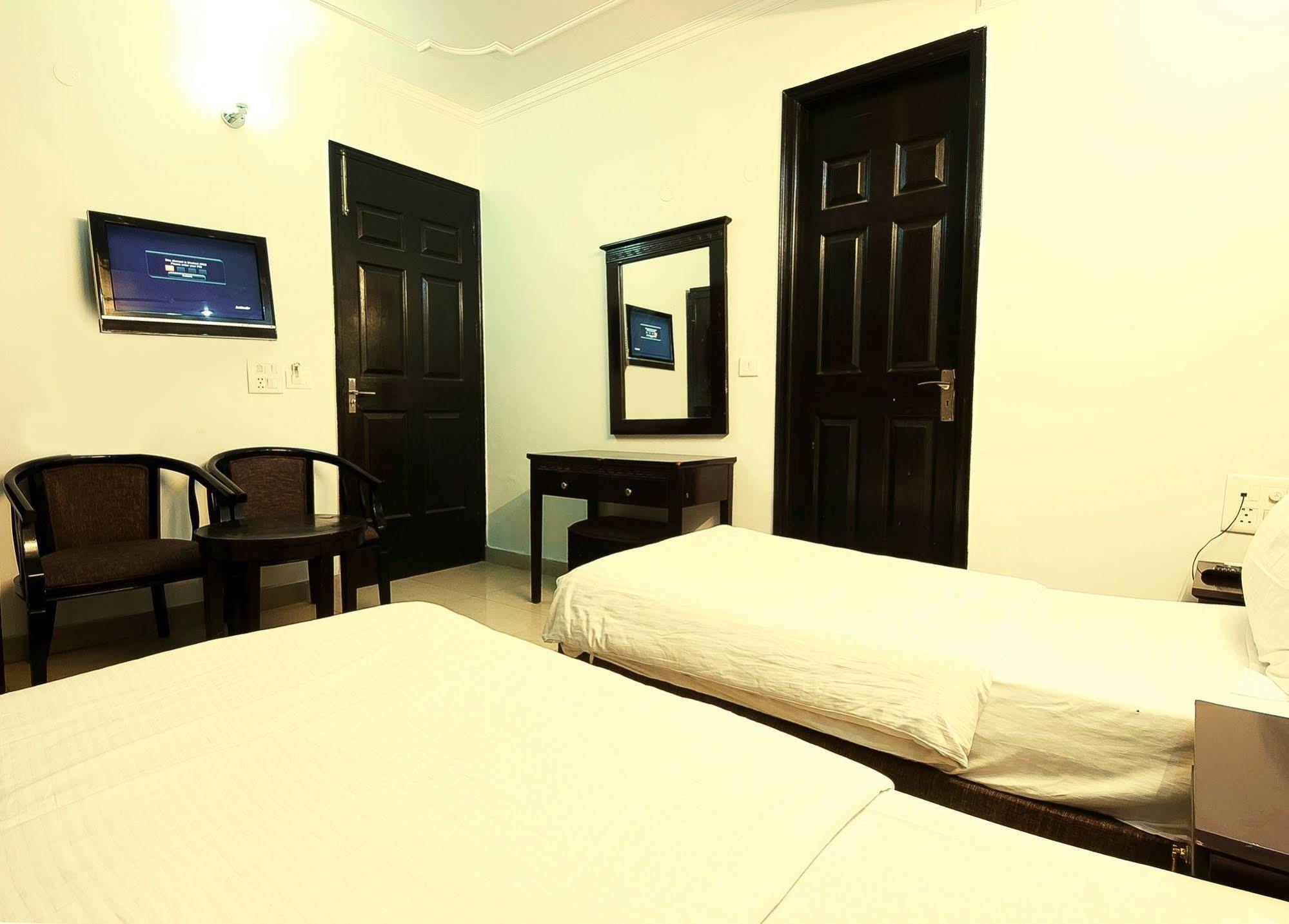 Hotel Sunrise Дели Экстерьер фото